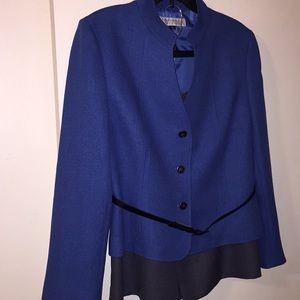 TAHARI Suit